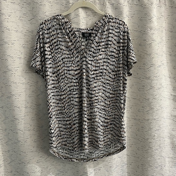 Jones New York Black-Tan-White V Neck Short Sleeve Blouse - Picture 2 of 6